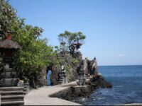 Wisata Pura Batu Bolong Yang Tak Mungkin Terlewatkan